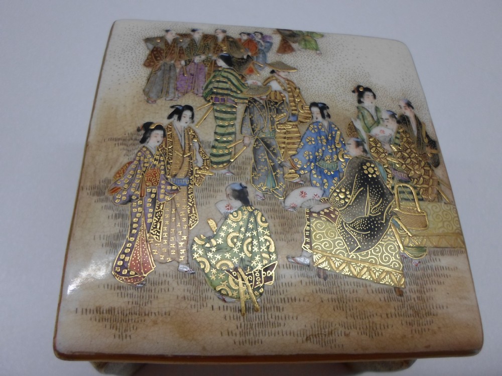 JAPANESE SATSUMA KOGO (LIDDED BOX)SIGNED MEIJI PERIOD View VI