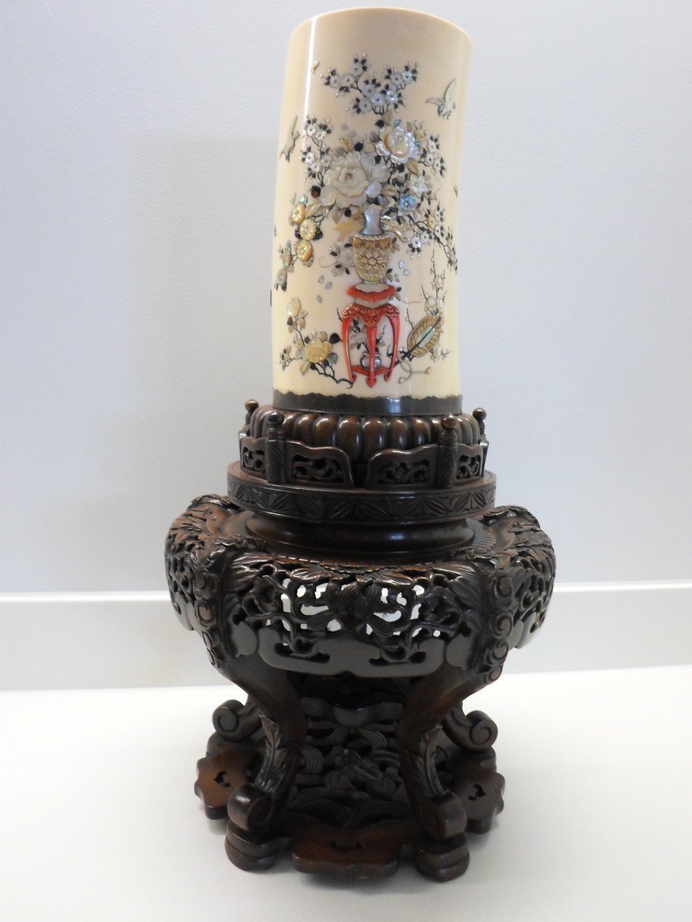 STUNNING LARGE JAPANESE SHIBAYAMA IVORY TUSK VASE ON STAND
