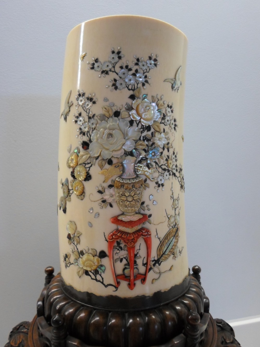 STUNNING LARGE JAPANESE SHIBAYAMA IVORY TUSK VASE ON STAND View II