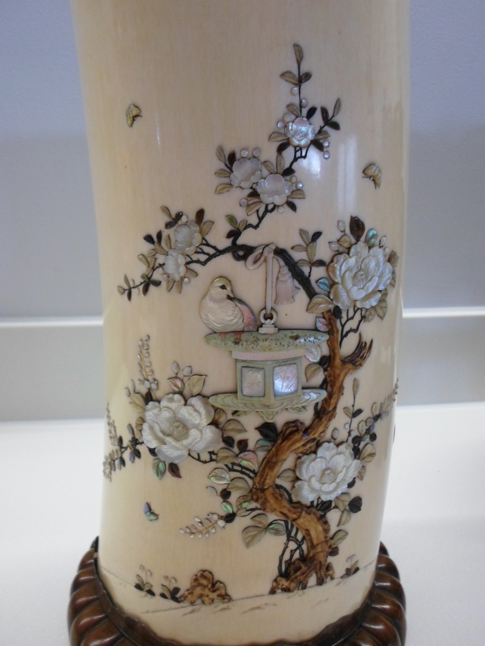 STUNNING LARGE JAPANESE SHIBAYAMA IVORY TUSK VASE ON STAND View VIII