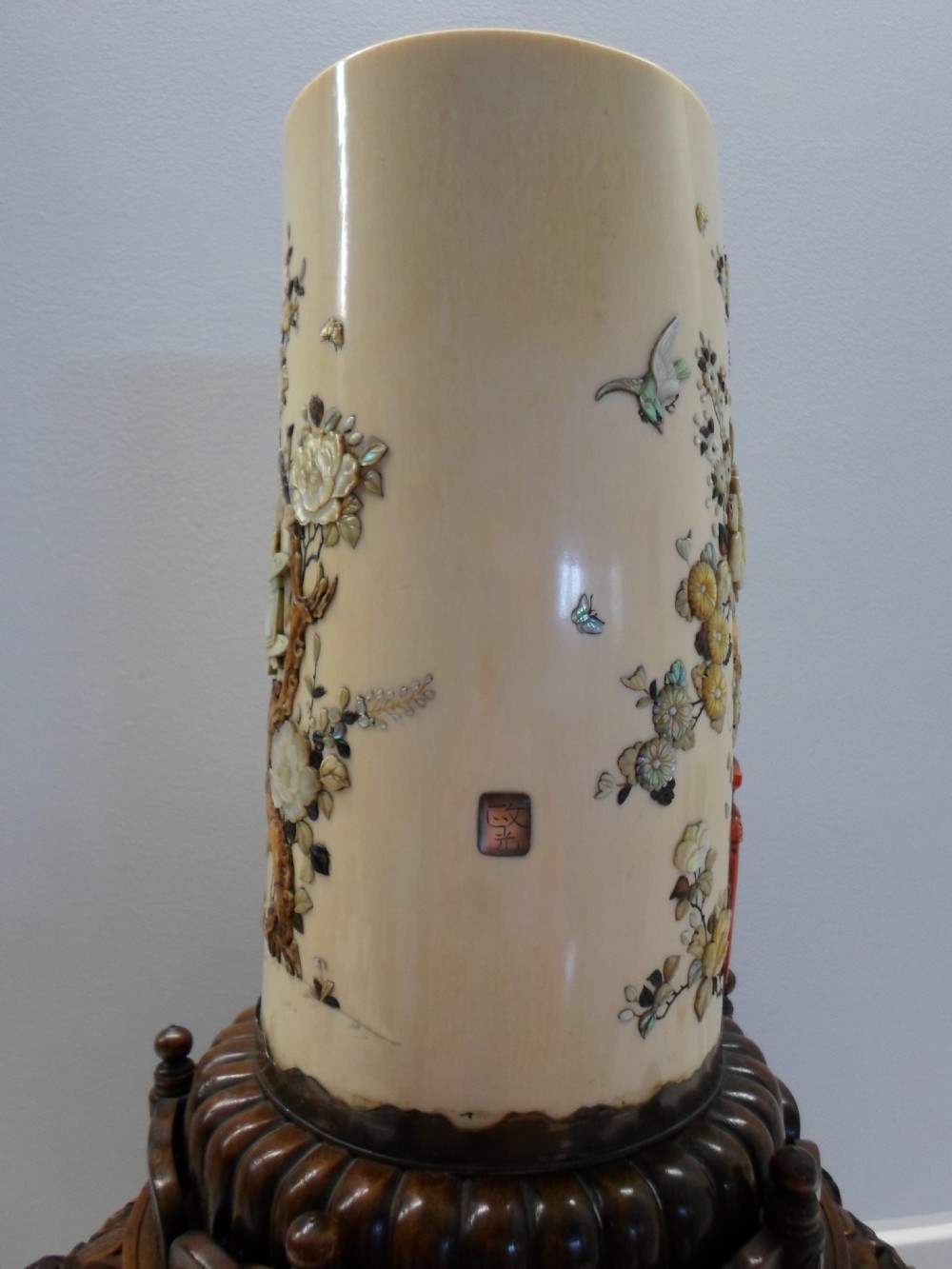 STUNNING LARGE JAPANESE SHIBAYAMA IVORY TUSK VASE ON STAND View X