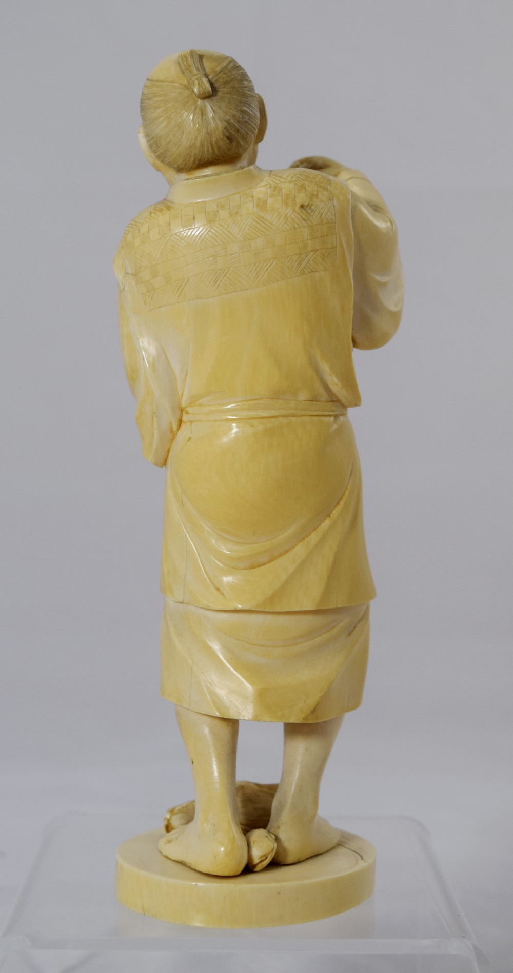 NICE QUALITY JAPANESE IVORY OKIMONO SHELL FISHERMAN View III