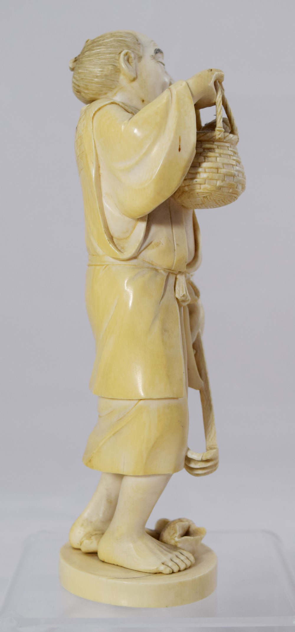 NICE QUALITY JAPANESE IVORY OKIMONO SHELL FISHERMAN View IV