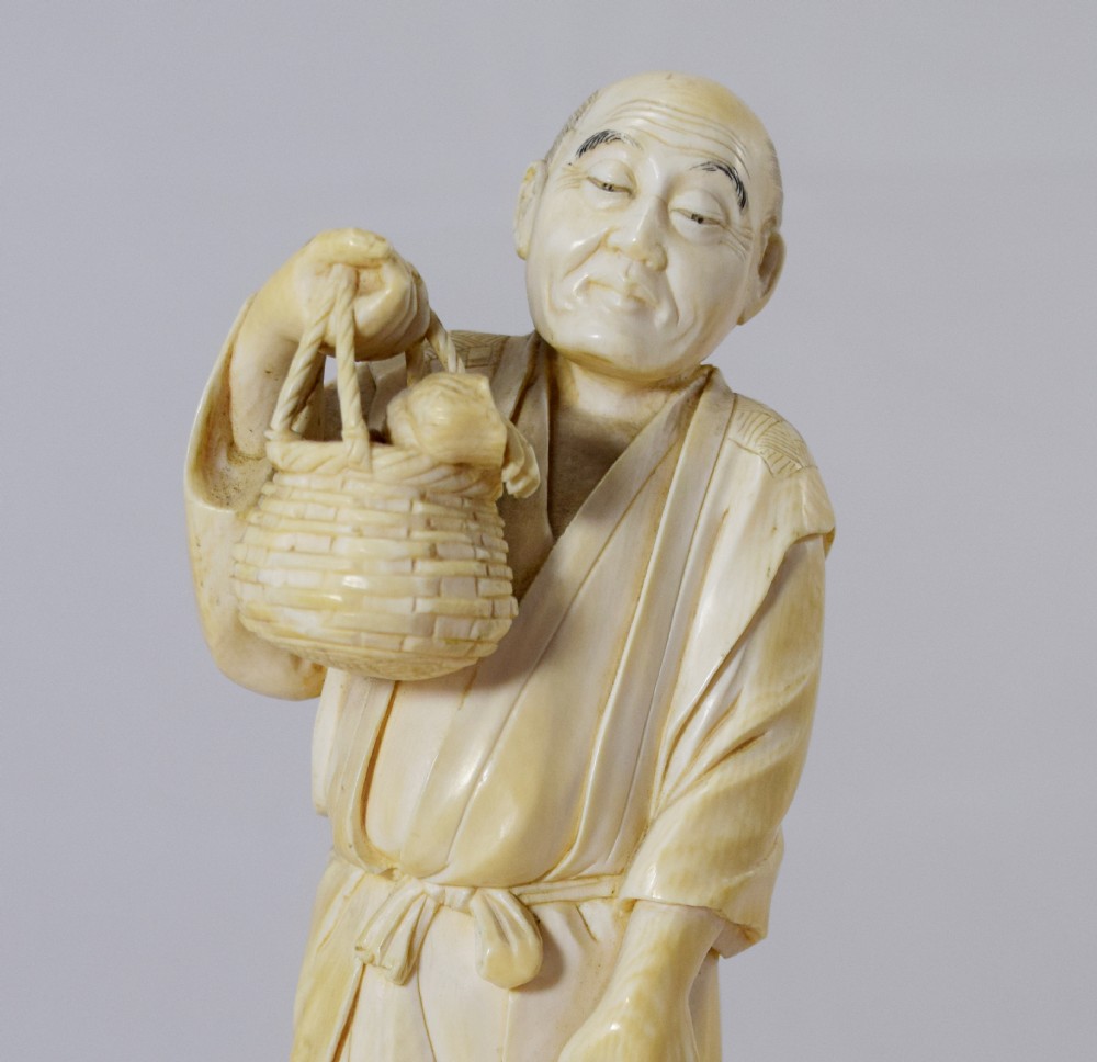 NICE QUALITY JAPANESE IVORY OKIMONO SHELL FISHERMAN View V