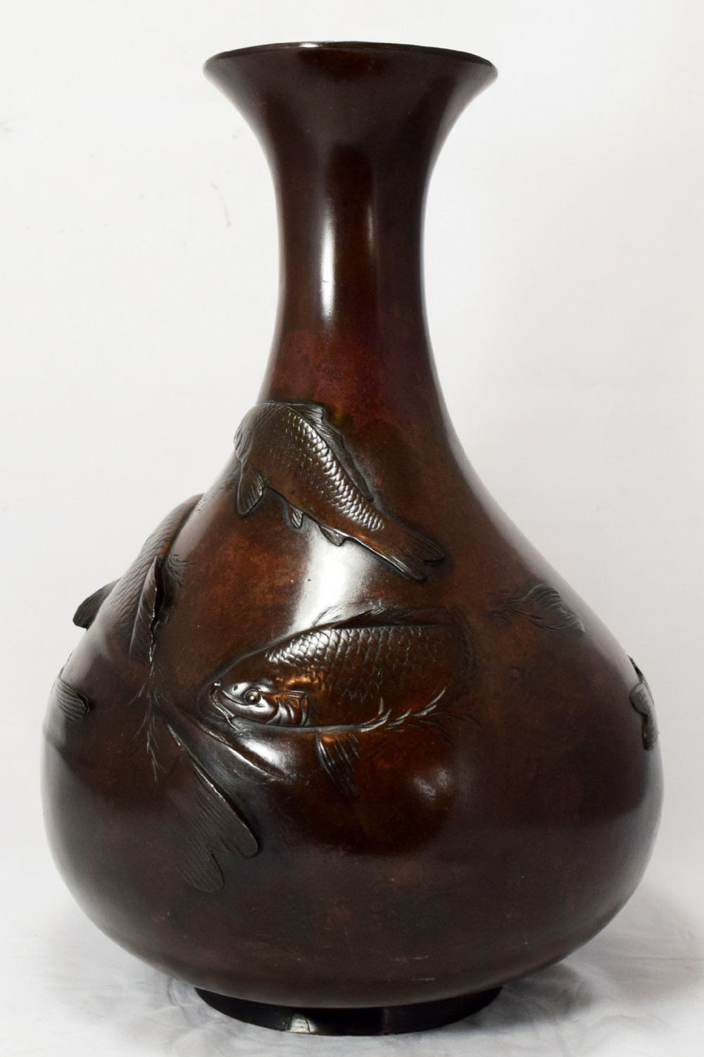HUGE JAPANESE BRONZE SWIMMING CARP VASE BY KUNICHIKA View IV