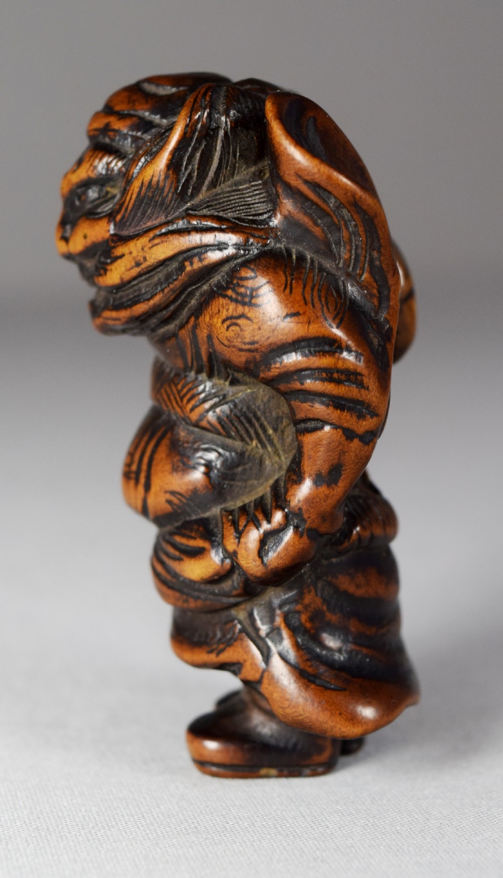 18TH CENTURY JAPANESE BOXWOOD NETSUKE WINDSWEPT SHOKI View II