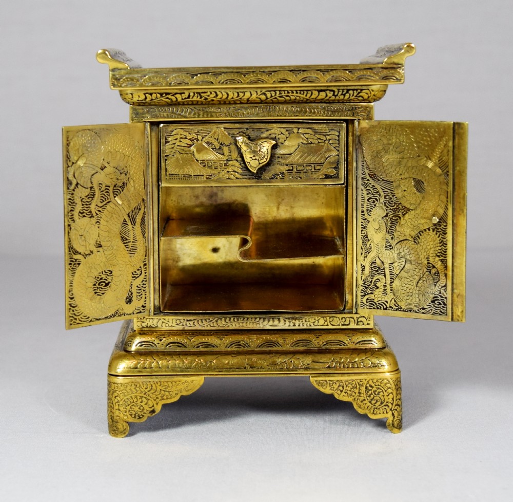  19TH CENTURY JAPANESE KOMAI STYLE MINIATURE CABINET View V