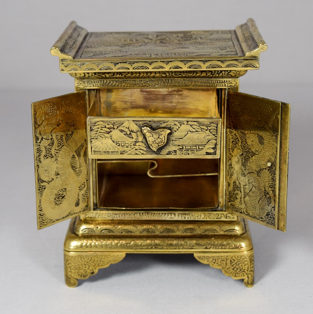  19TH CENTURY JAPANESE KOMAI STYLE MINIATURE CABINET View VII