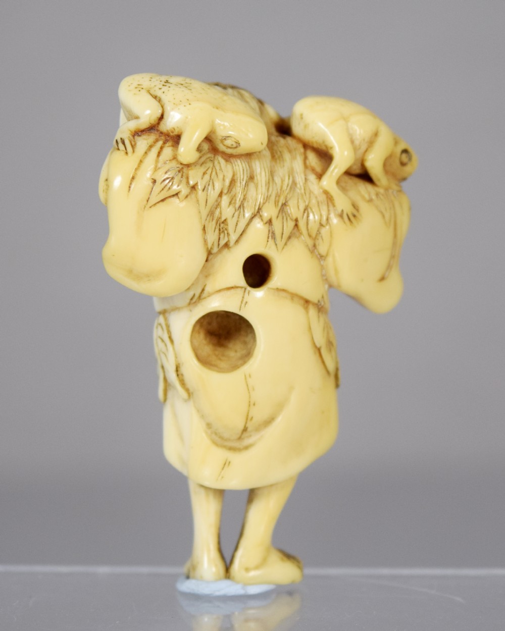 LATE 18TH CENTURY JAPANESE IVORY NETSUKE GAMMA SENNIN View III