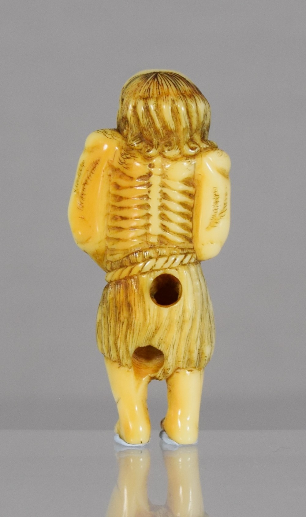 GREAT JAPANESE IVORY NETSUKE FISHERMAN WITH TAMA View III