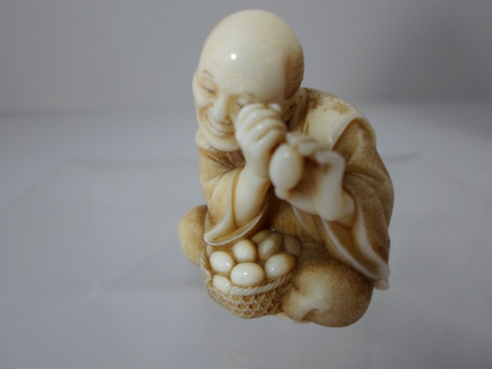 FABULOUS QUALITY UNUSUAL JAPANESE IVORY NETSUKE EGG TESTER View II