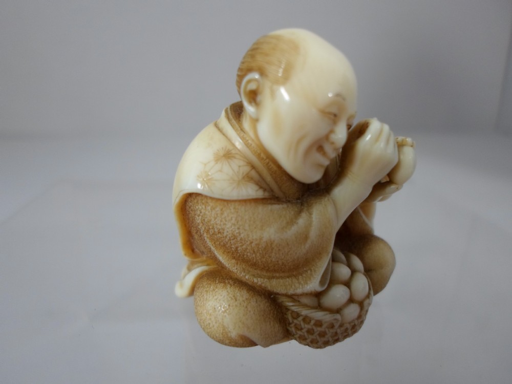 FABULOUS QUALITY UNUSUAL JAPANESE IVORY NETSUKE EGG TESTER View V