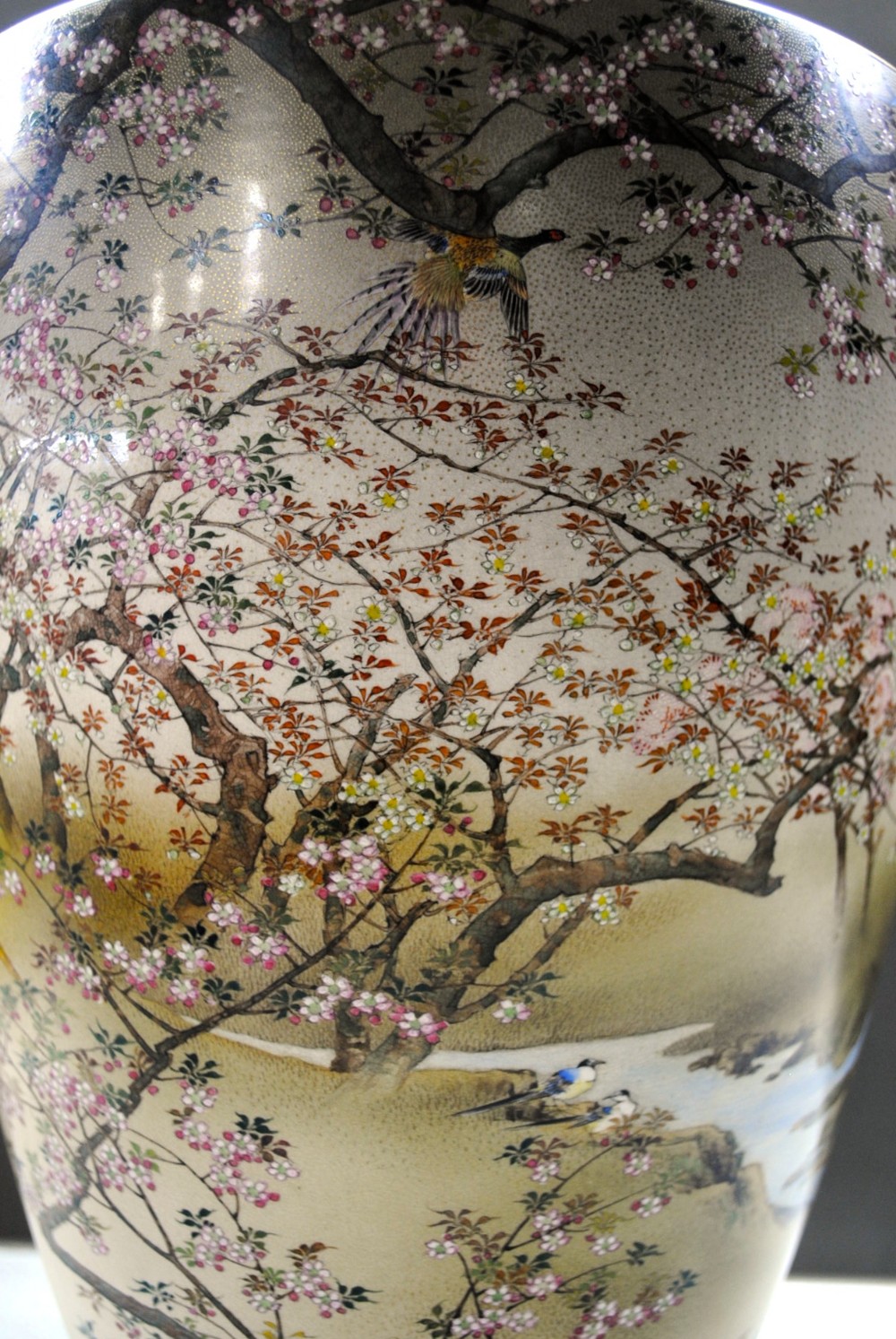 LARGE DECORATIVE JAPANESE SATSUMA VASE BY KINKOZAN View III