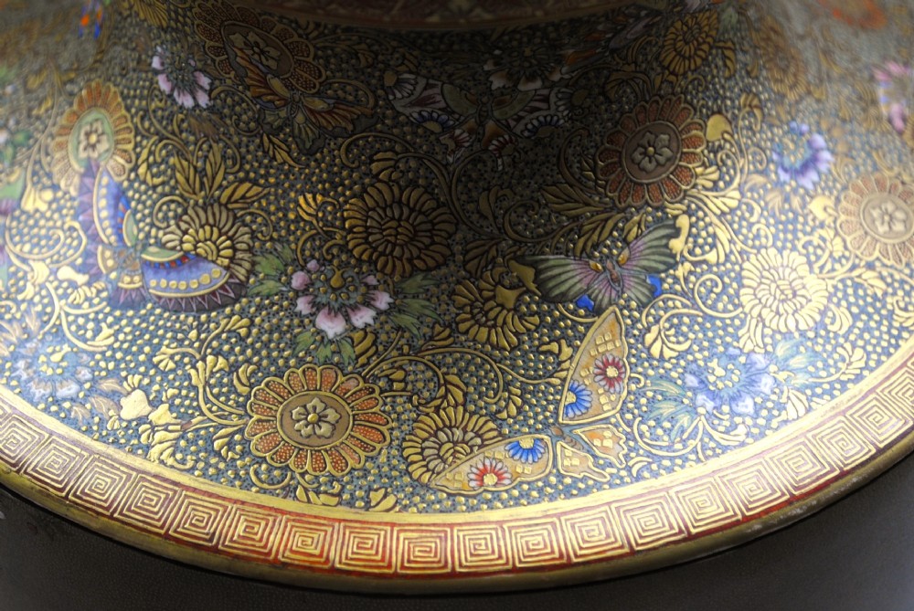 LARGE DECORATIVE JAPANESE SATSUMA VASE BY KINKOZAN View VI