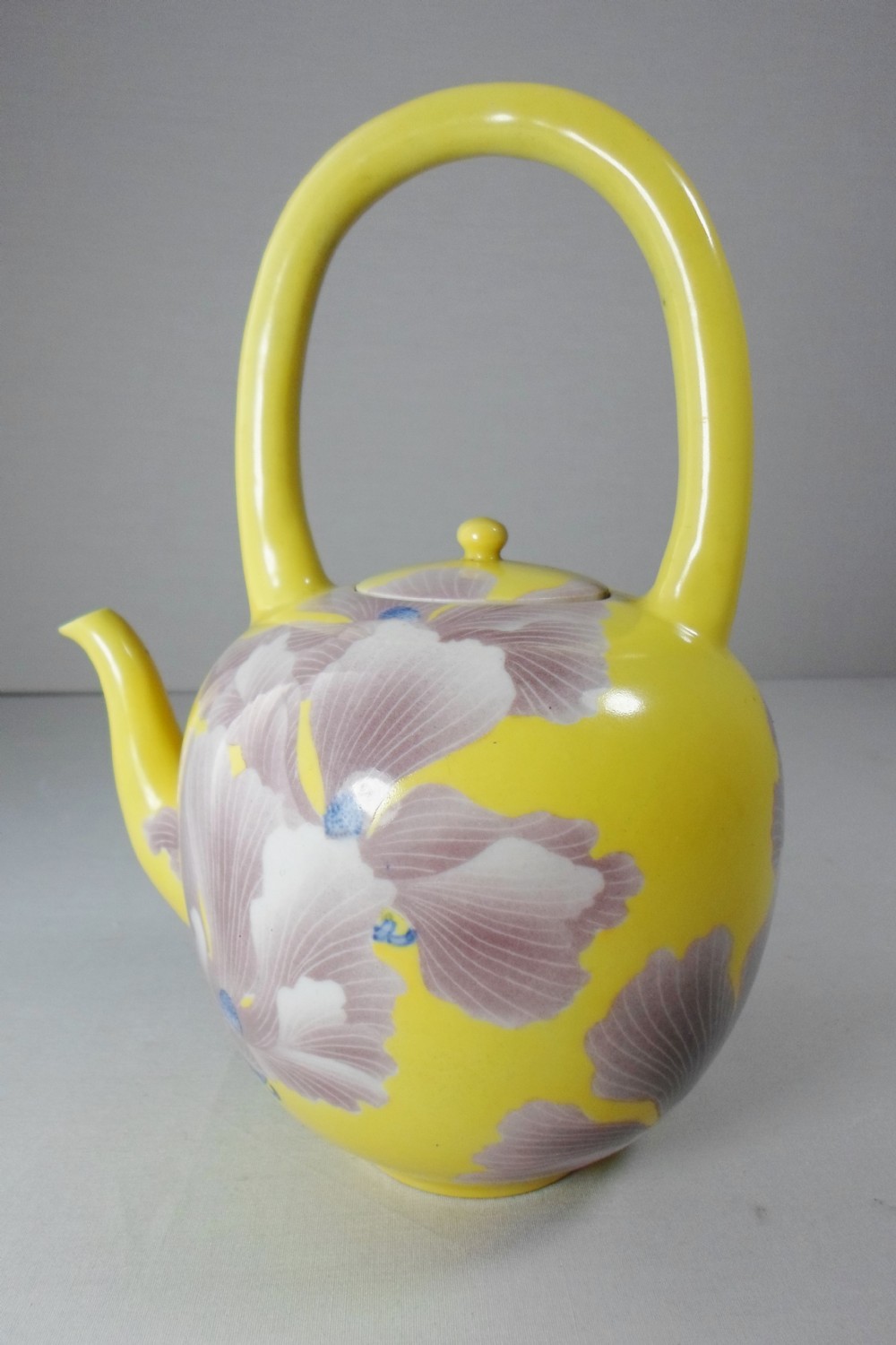 A STRIKING YELLOW GROUND TEA KETTLE BY MAKUZU KOZAN View III