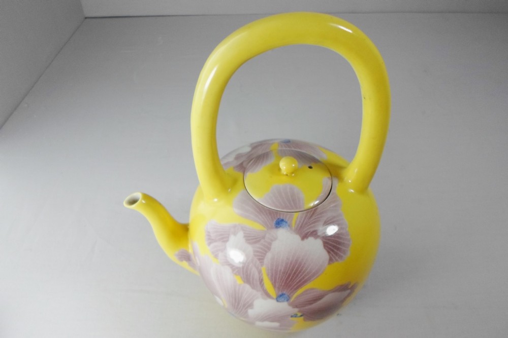 A STRIKING YELLOW GROUND TEA KETTLE BY MAKUZU KOZAN View V