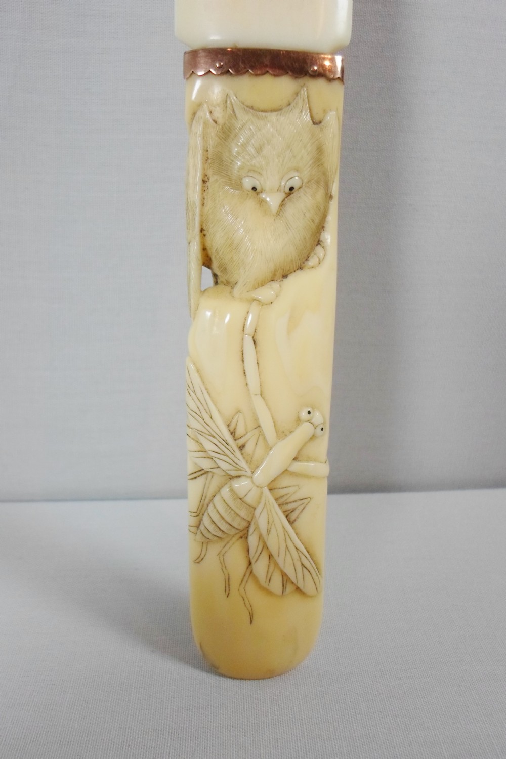 AN EXQUISITE JAPANESE GOLD MOUNTED IVORY PAGE TURNER View III