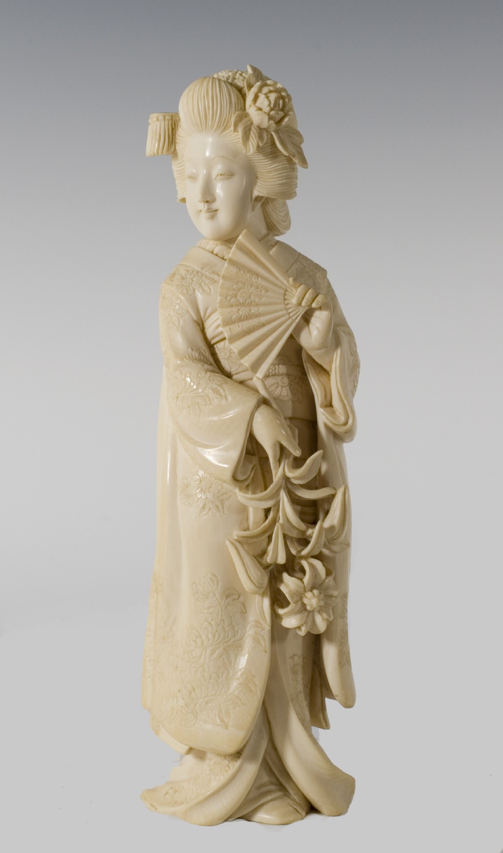 FABULOUS QUALITY JAPANESE IVORY OKIMONO - BEAUTIFUL BIJIN  View II