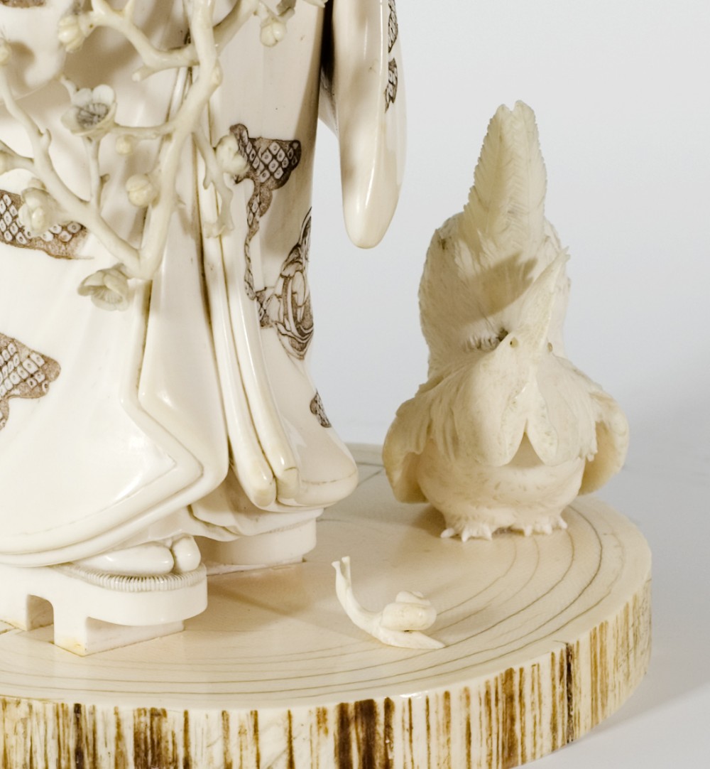 A STUNNING LARGE JAPANESE IVORY BIJIN OKIMONO BY SUZUKI NOBUYUKI View XI