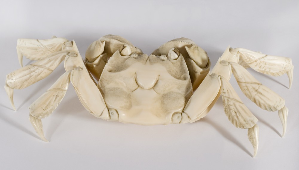 A WONDERFUL PAIR OF JAPANESE IVORY ARTICULATED CRABS View III