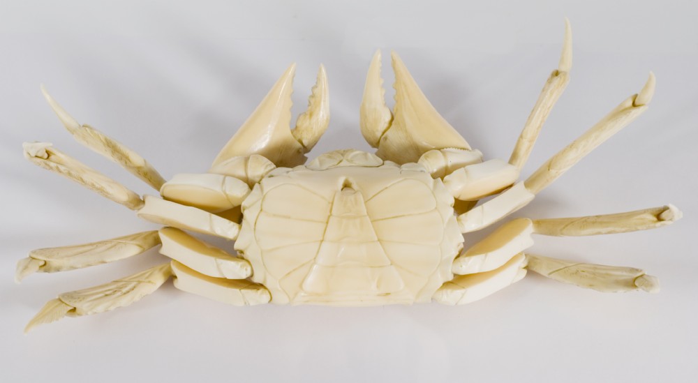 A WONDERFUL PAIR OF JAPANESE IVORY ARTICULATED CRABS View IV