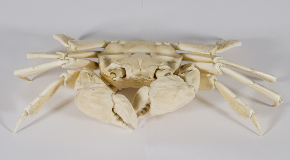 A WONDERFUL PAIR OF JAPANESE IVORY ARTICULATED CRABS View V