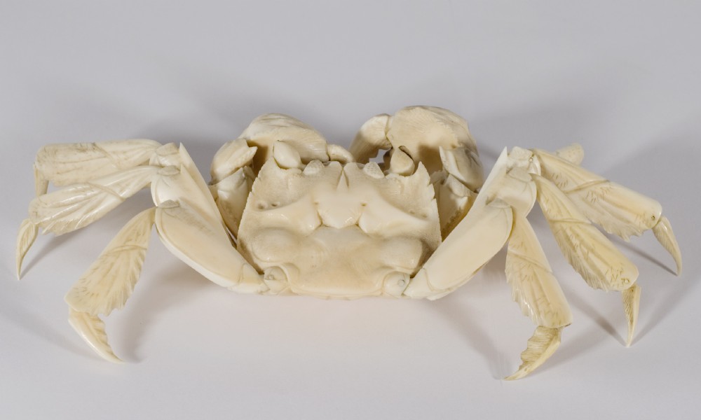 A WONDERFUL PAIR OF JAPANESE IVORY ARTICULATED CRABS View VI