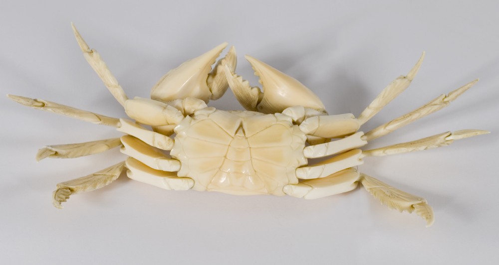A WONDERFUL PAIR OF JAPANESE IVORY ARTICULATED CRABS View VII