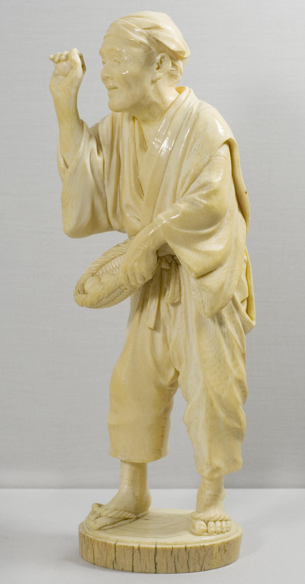FABULOUS SIGNED TOKYO ARTIST IVORY OKIMONO OF AN EGG TESTER View II