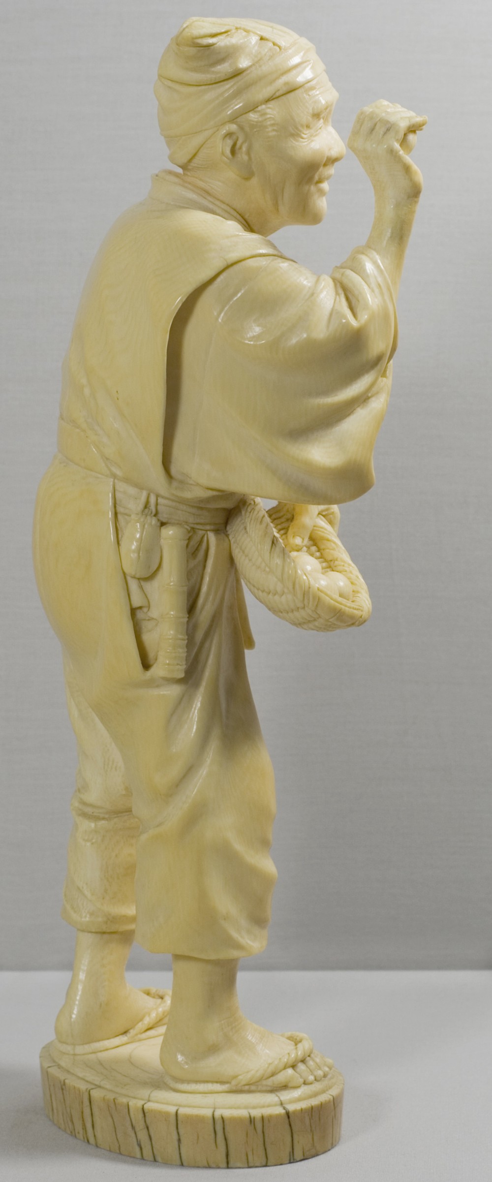 FABULOUS SIGNED TOKYO ARTIST IVORY OKIMONO OF AN EGG TESTER View V