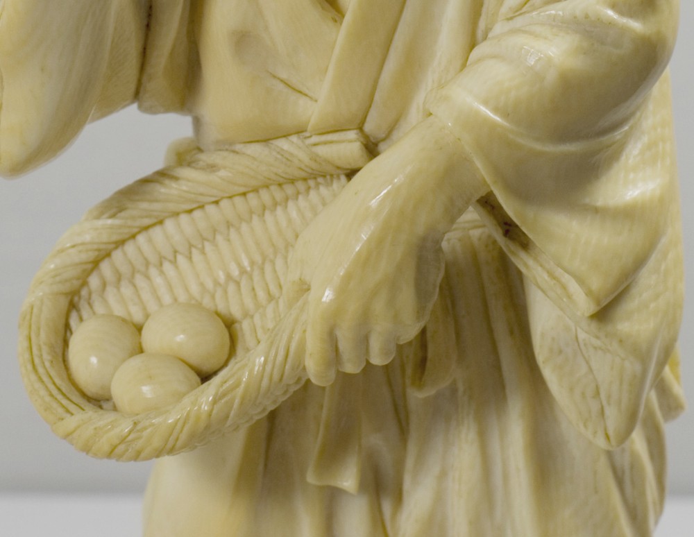 FABULOUS SIGNED TOKYO ARTIST IVORY OKIMONO OF AN EGG TESTER View IX