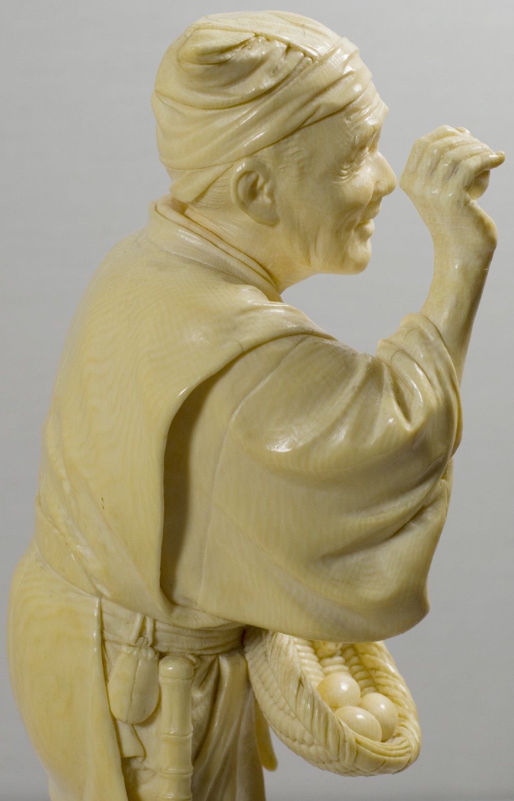 FABULOUS SIGNED TOKYO ARTIST IVORY OKIMONO OF AN EGG TESTER View XI