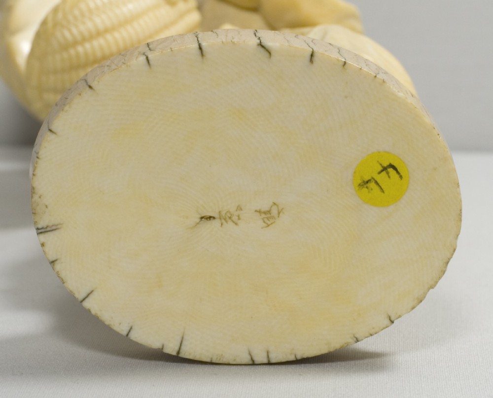FABULOUS SIGNED TOKYO ARTIST IVORY OKIMONO OF AN EGG TESTER View XV