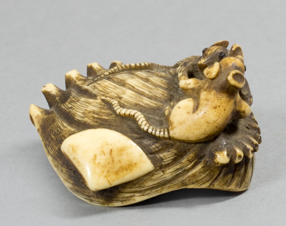 AN UNUSUAL JAPANESE EDO PERIOD STAG ANTLER RAT NETSUKE  View IV