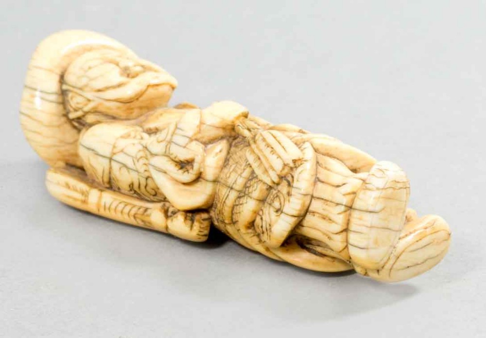 RARE JAPANESE 18TH C IVORY NETSUKE OF A MONGUL ARCHER View V