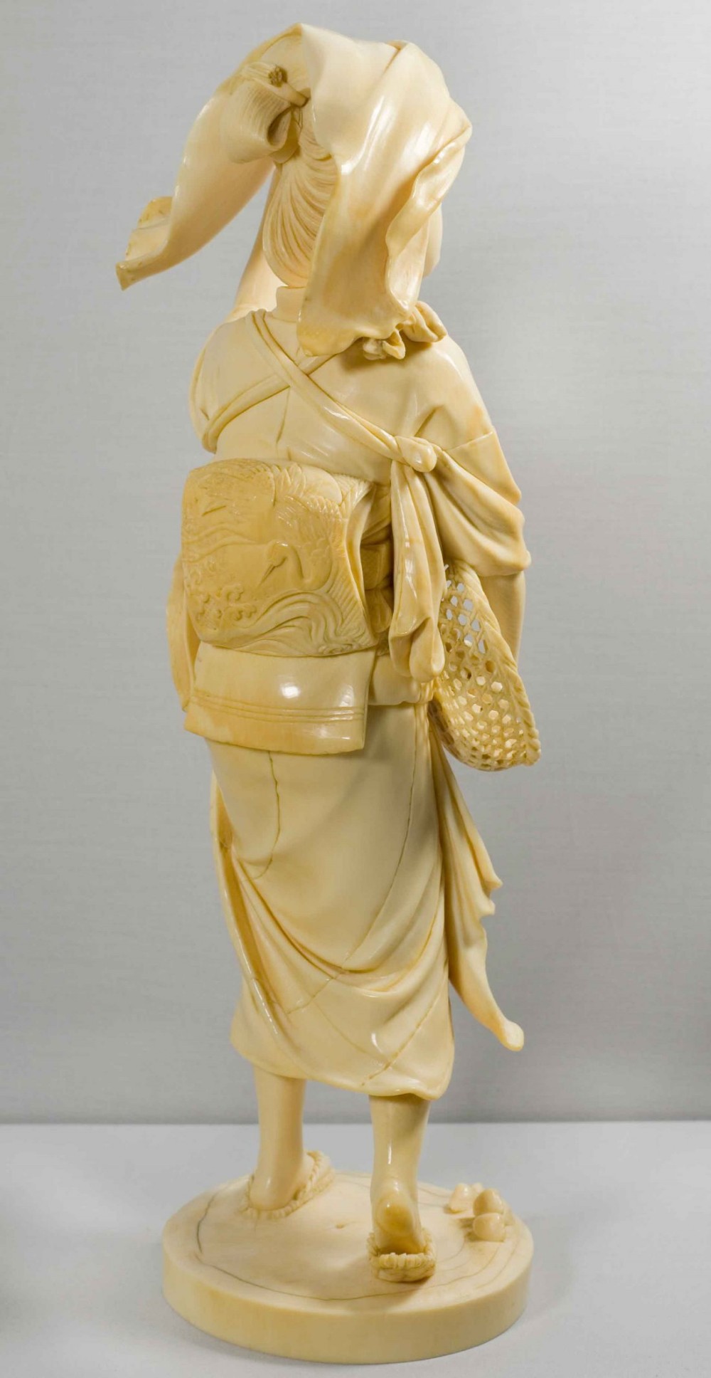 STUNNING LARGE JAPANESE IVORY BIJIN OKIMONO BY YOSHIDA DORAKU View III