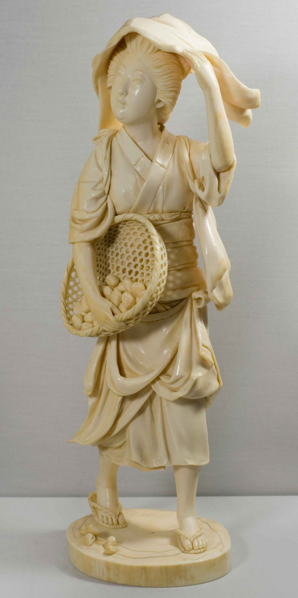STUNNING LARGE JAPANESE IVORY BIJIN OKIMONO BY YOSHIDA DORAKU View V