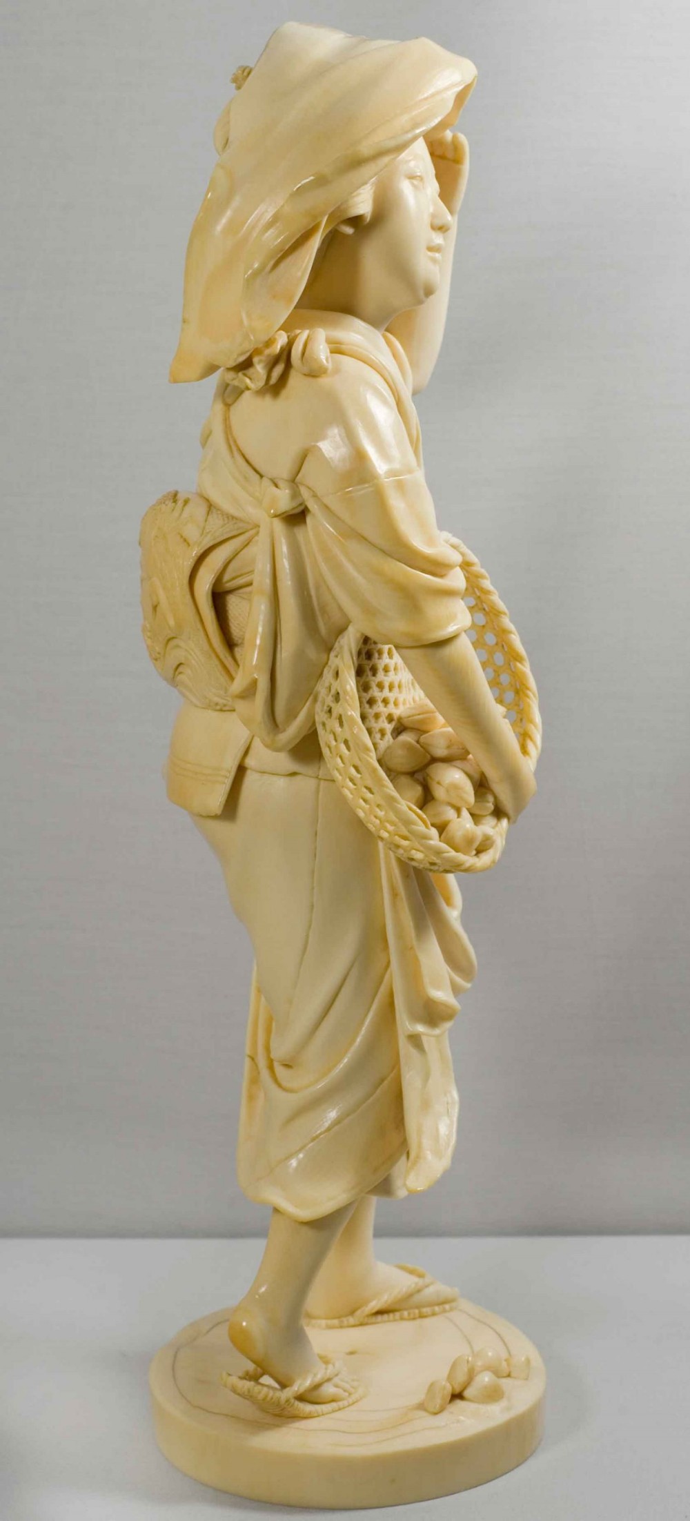 STUNNING LARGE JAPANESE IVORY BIJIN OKIMONO BY YOSHIDA DORAKU View VIII