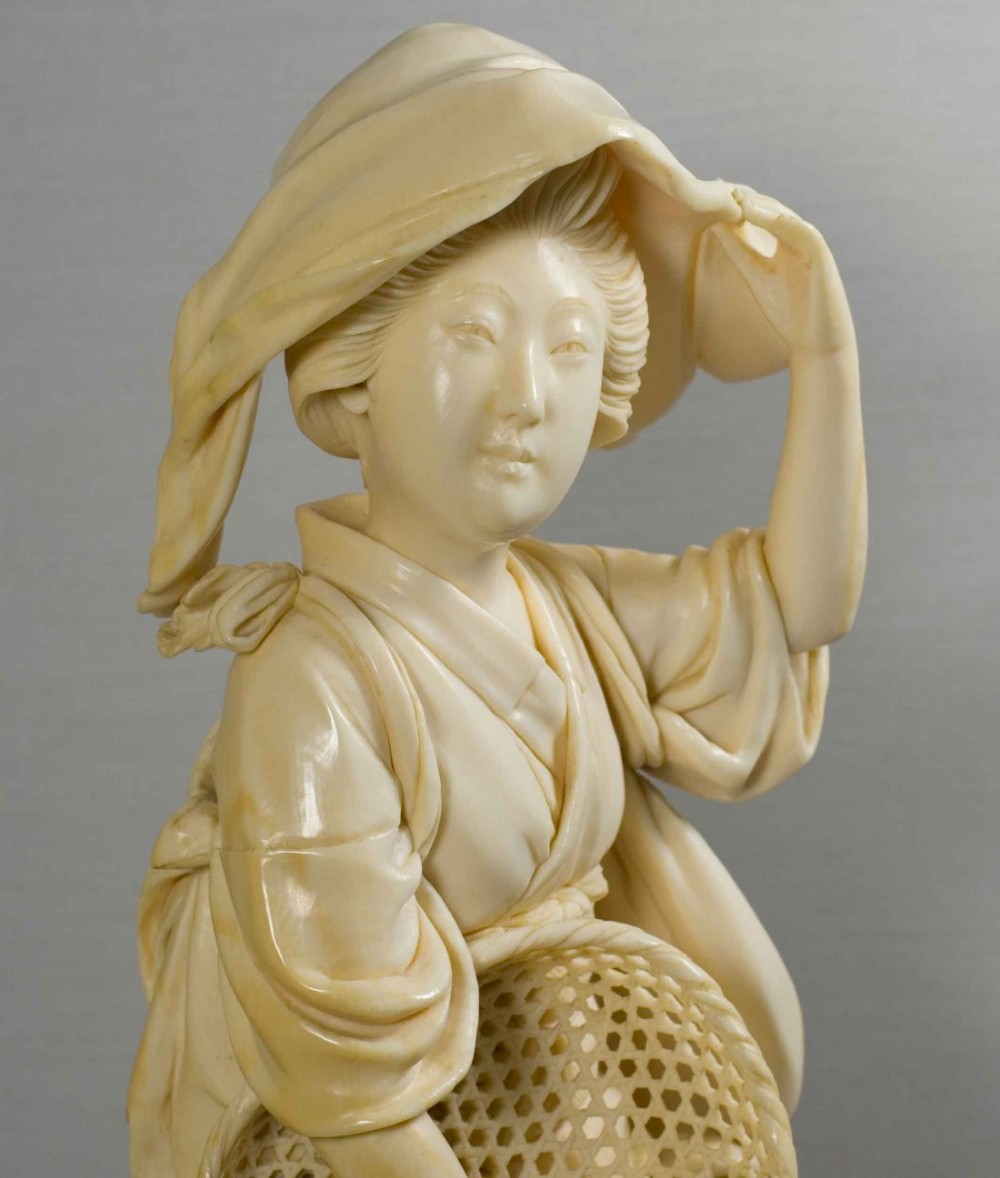 STUNNING LARGE JAPANESE IVORY BIJIN OKIMONO BY YOSHIDA DORAKU View IX