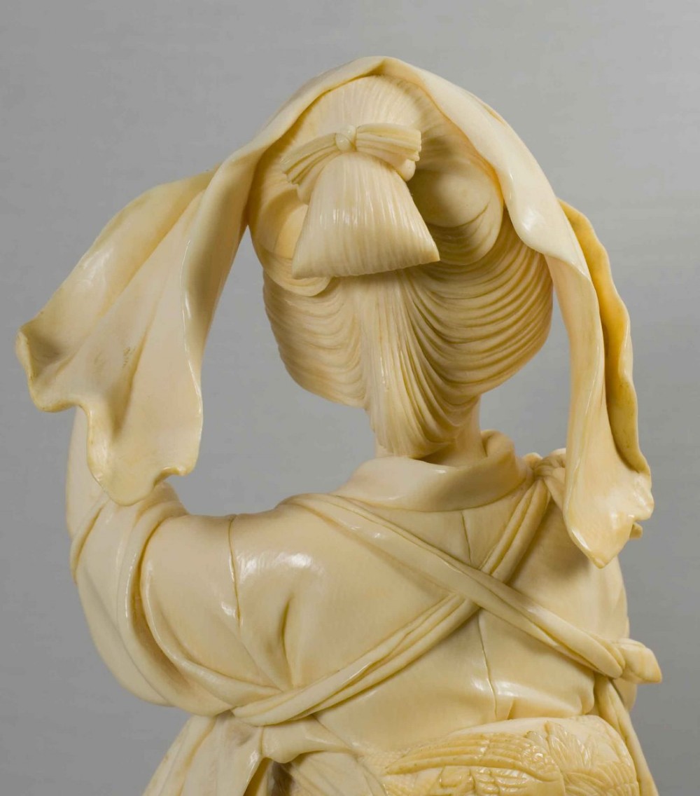 STUNNING LARGE JAPANESE IVORY BIJIN OKIMONO BY YOSHIDA DORAKU View X