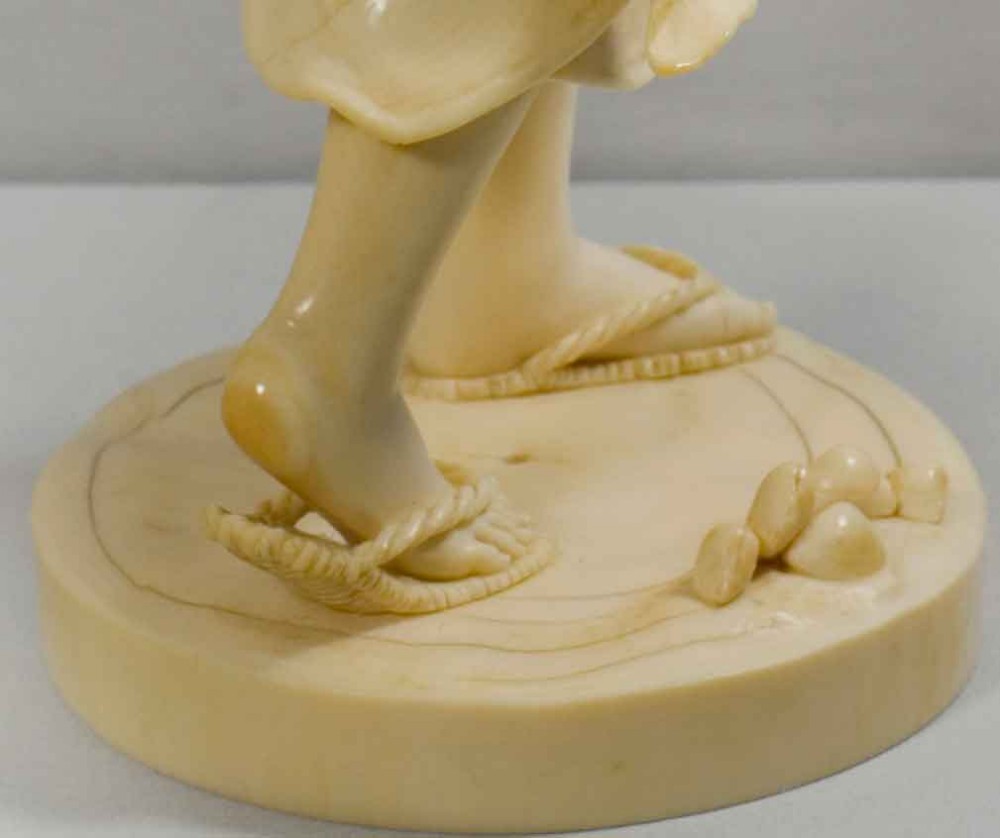 STUNNING LARGE JAPANESE IVORY BIJIN OKIMONO BY YOSHIDA DORAKU View XI