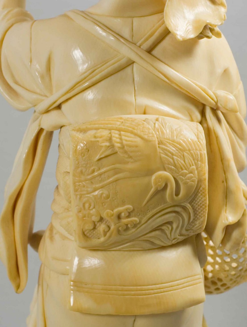 STUNNING LARGE JAPANESE IVORY BIJIN OKIMONO BY YOSHIDA DORAKU View XIII