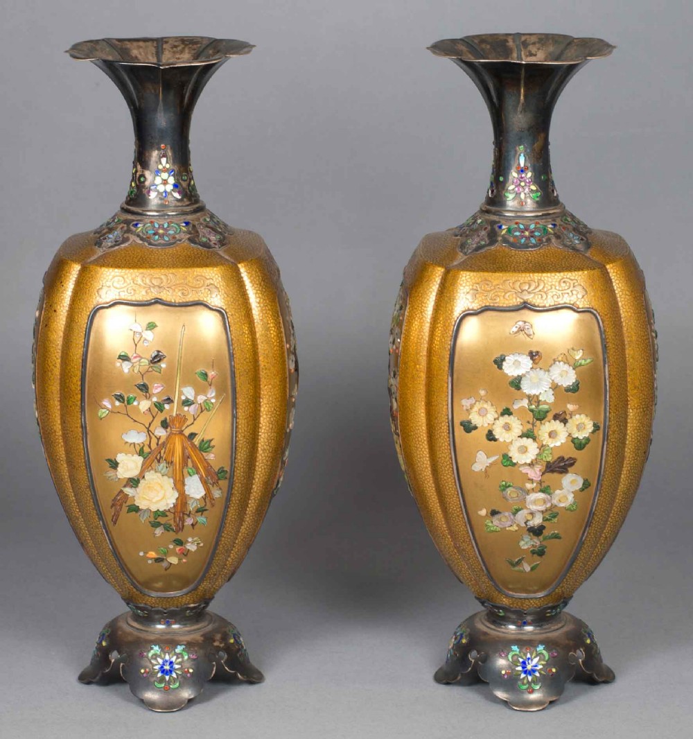 OUTSTANDING PAIR OF JAPANESE GOLD LACQUER SHIBAYAMA VASES View III