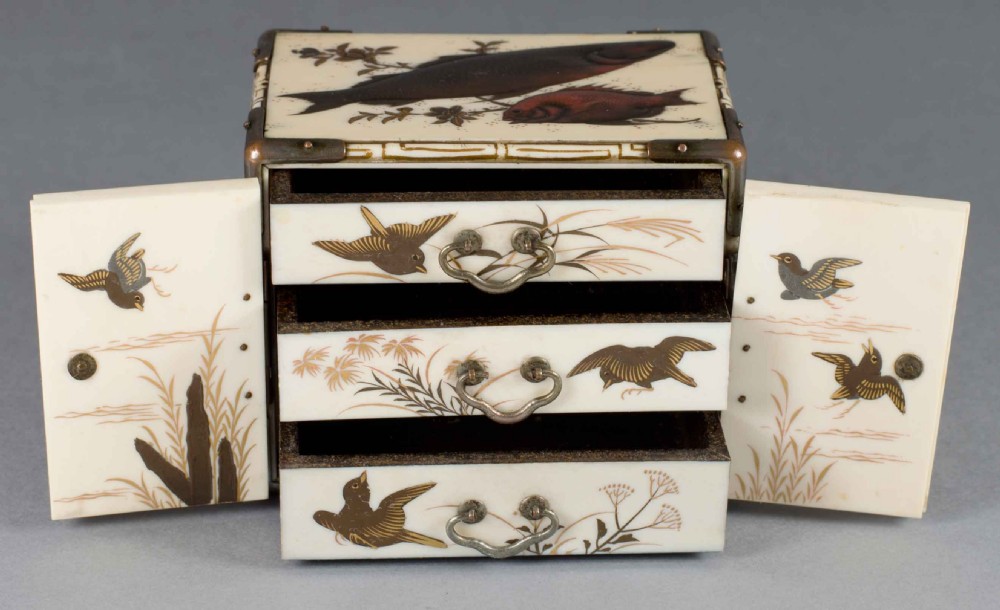 A CHARMING JAPANESE IVORY, SHIBAYAMA LACQUERED FISH KODANSU View III