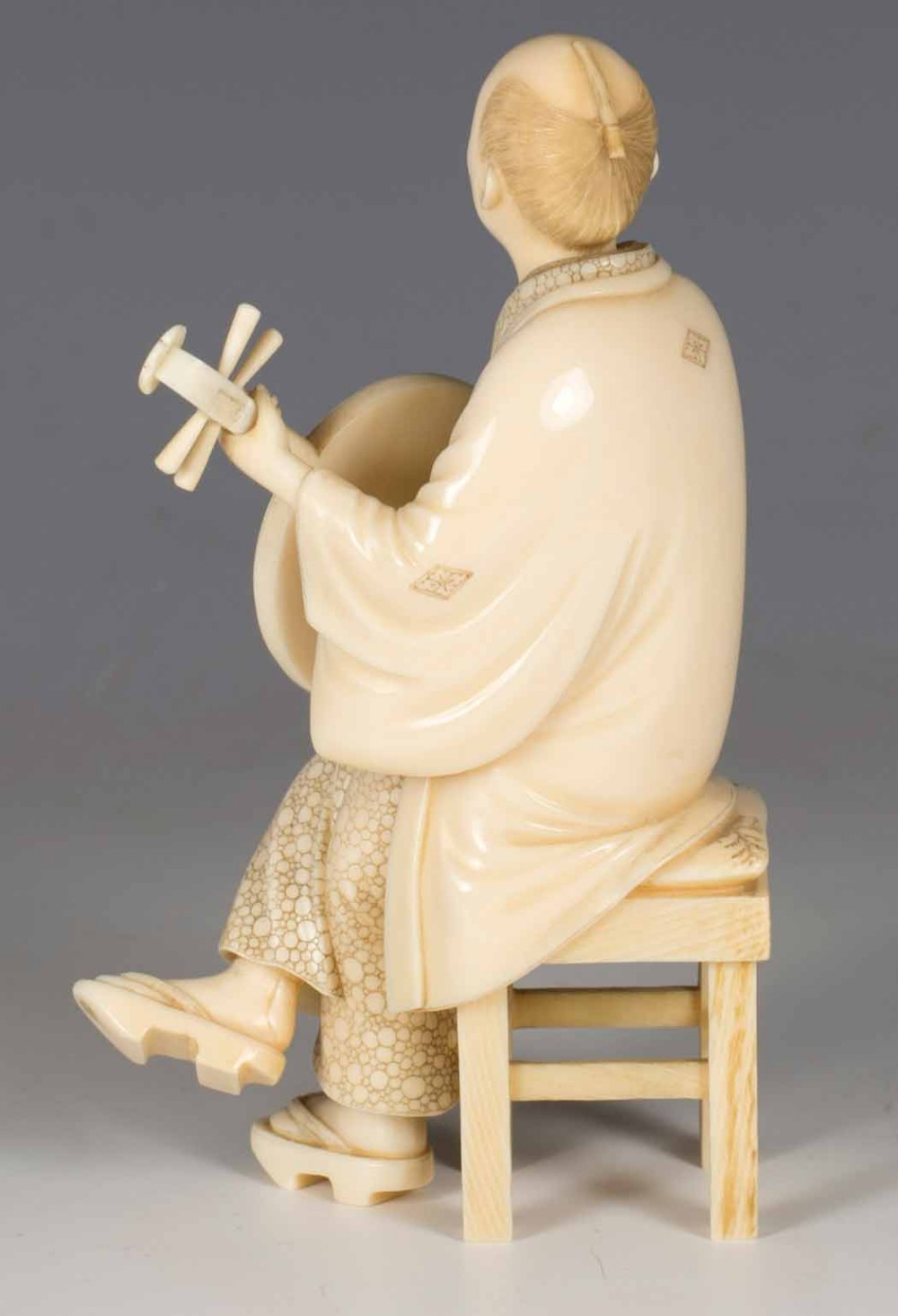 A FINE QUALITY JAPANESE IVORY OKIMONO MUSICIAN View V