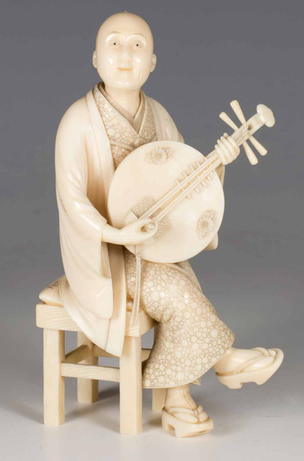 A FINE QUALITY JAPANESE IVORY OKIMONO MUSICIAN View VIII