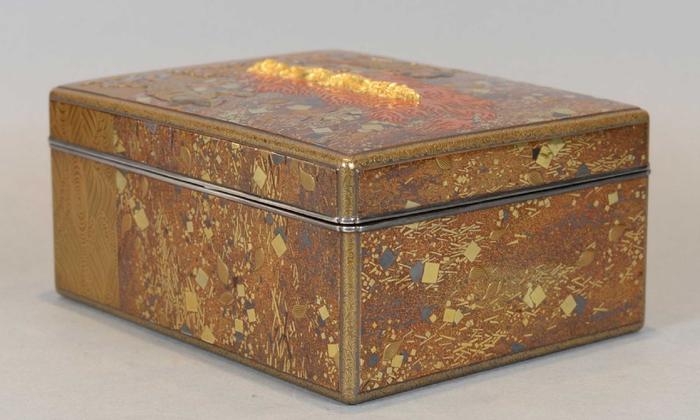 A FANTASTIC JAPANESE EDO PERIOD LACQUER BOX - SOLID GOLD KURIKARA DRAGON SWORD BY GOTO MITSUTAKA View VI