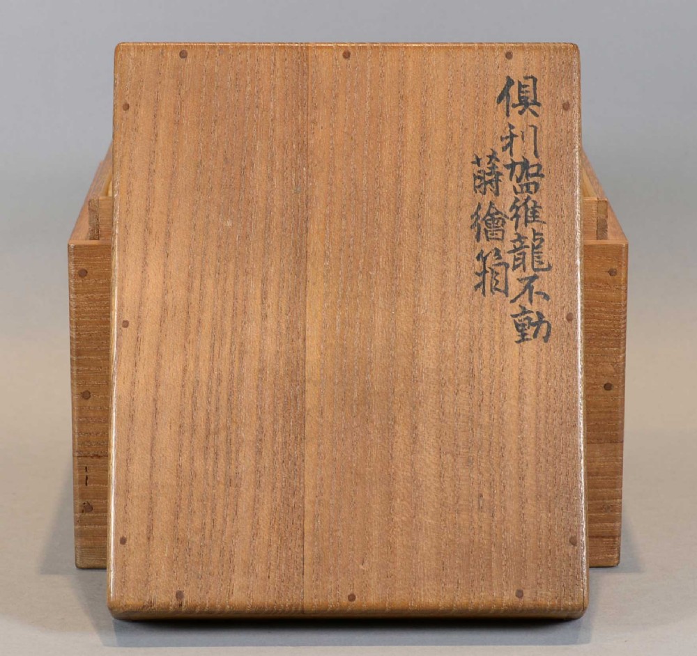 A FANTASTIC JAPANESE EDO PERIOD LACQUER BOX - SOLID GOLD KURIKARA DRAGON SWORD BY GOTO MITSUTAKA View XIII