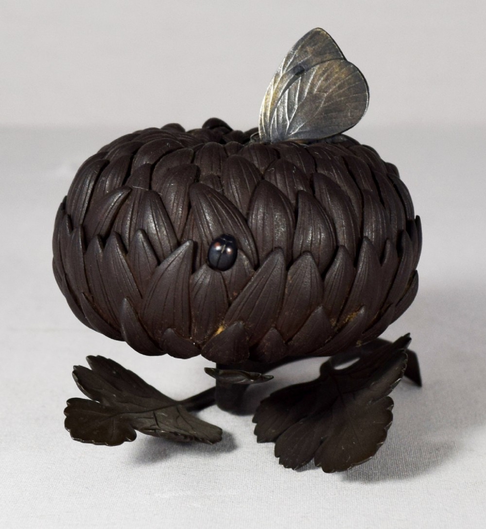 EXCEPTIONAL JAPANESE IRON CHRYSANTHEMUM KOGO BY ISHII MASAO View II