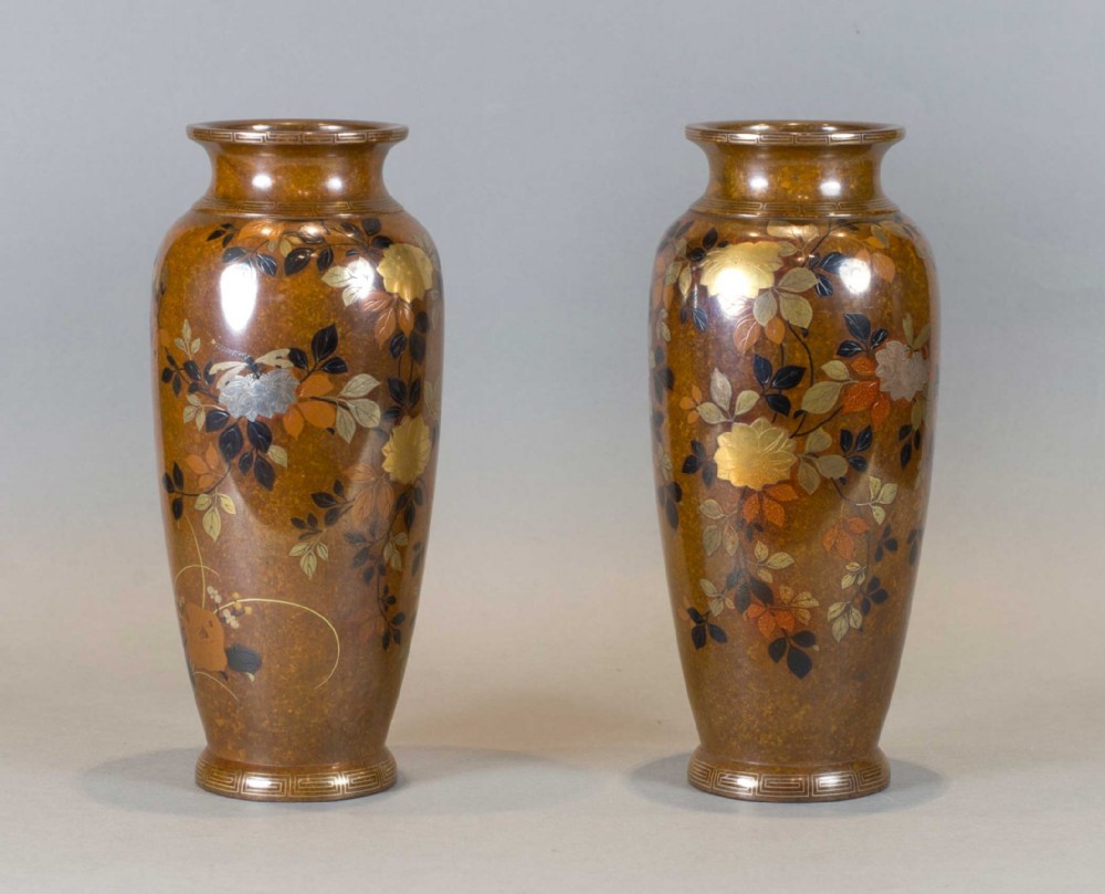 A DECORATIVE PAIR OF JAPANESE INLAID MIXED METAL VASES BY NOGAWA COMPANY View IV